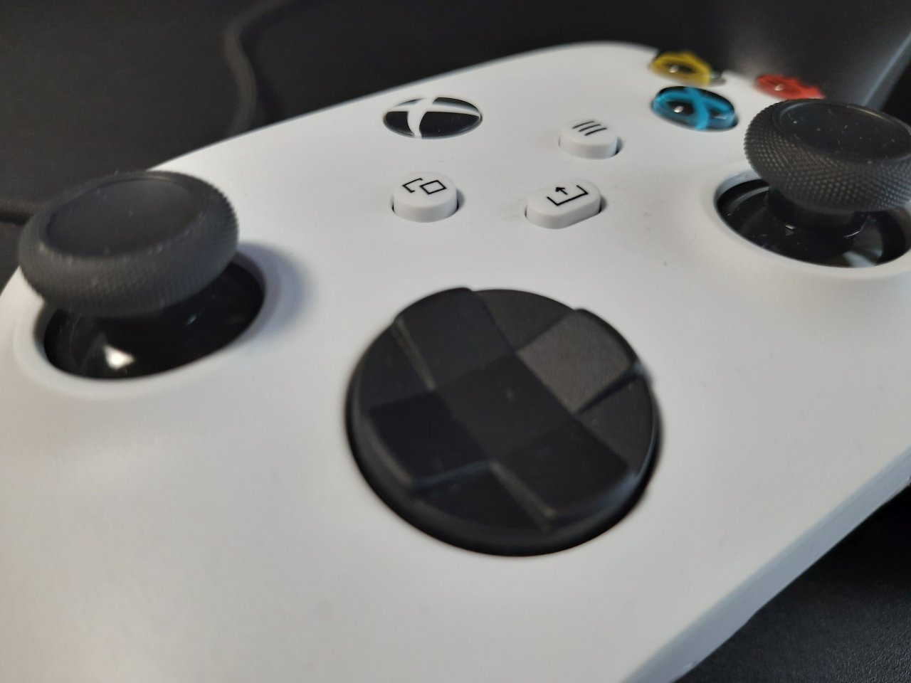 [05/11/2020] Xbox Series X und Series S im Test -&nbsp; Der neue Controller in der Nahaufnahme mit neuem Steuerkreuz und Share Button