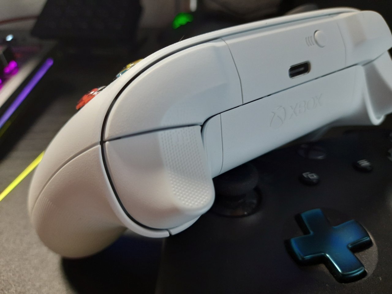 [05/11/2020] Xbox Series X und Series S im Test -&nbsp; Gerippte Schultertaste
