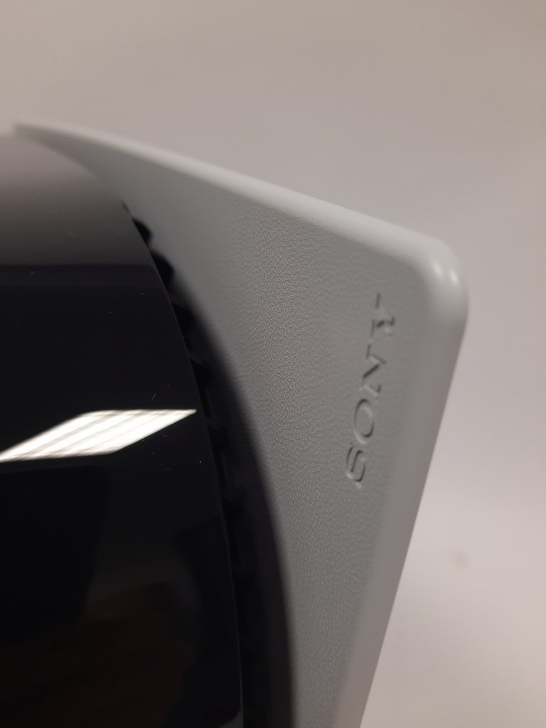 [07/11/2020] Playstation 5 im Test - PS5 Detail: Hier sind die PS-Buttons als Grip-Struktur