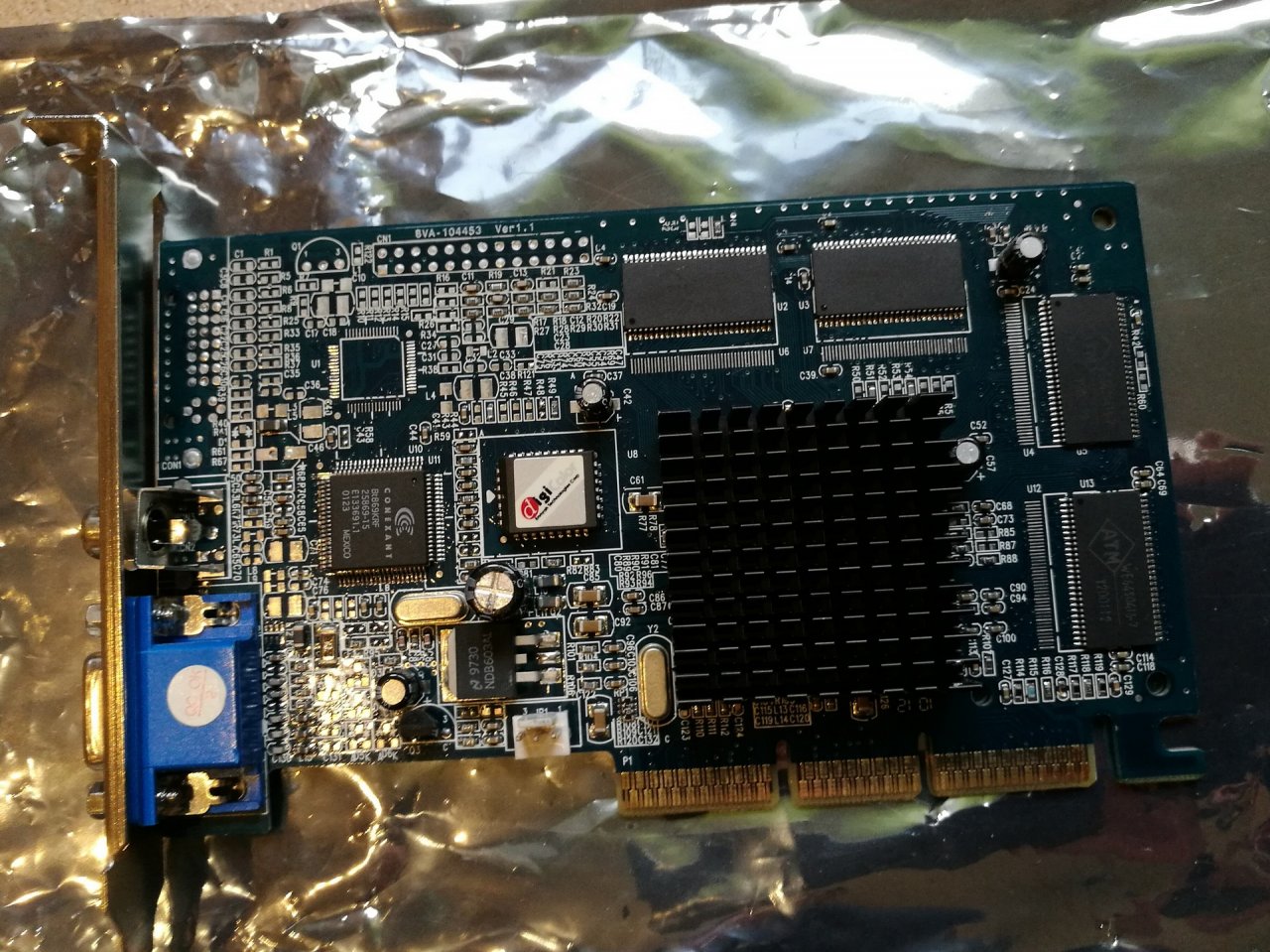 [09/11/2020] Update vom 09.11.2020: Grafikkarte von AMD-Freak1977 (Digicolor S3 Savage 4 Extreme) - Dieses Mal gibt es unter anderem eine Karte mit S3 Savage 4 von AMD-Freak1977 zu sehen. Der 1999 erschienene Savage 4 war ein von S3 Graphics weiterentwickelter Grafikchip der Savage-Serie und bot eine seinerzeit einmalige Kombination aus 32-Bit-Rendering und dem Texturkompressionssystem S3TC, das durch die Aufnahme in DirectX 6.0 schnell zum Standard wurde. Da Konkurrenzprodukte wie die 3dfx Voodoo 3 und Nvidia Riva TNT2 durch eine höhere Geschwindigkeit und bessere Treiber punkteten, verschmähten die meisten Spieler den Savage 4.