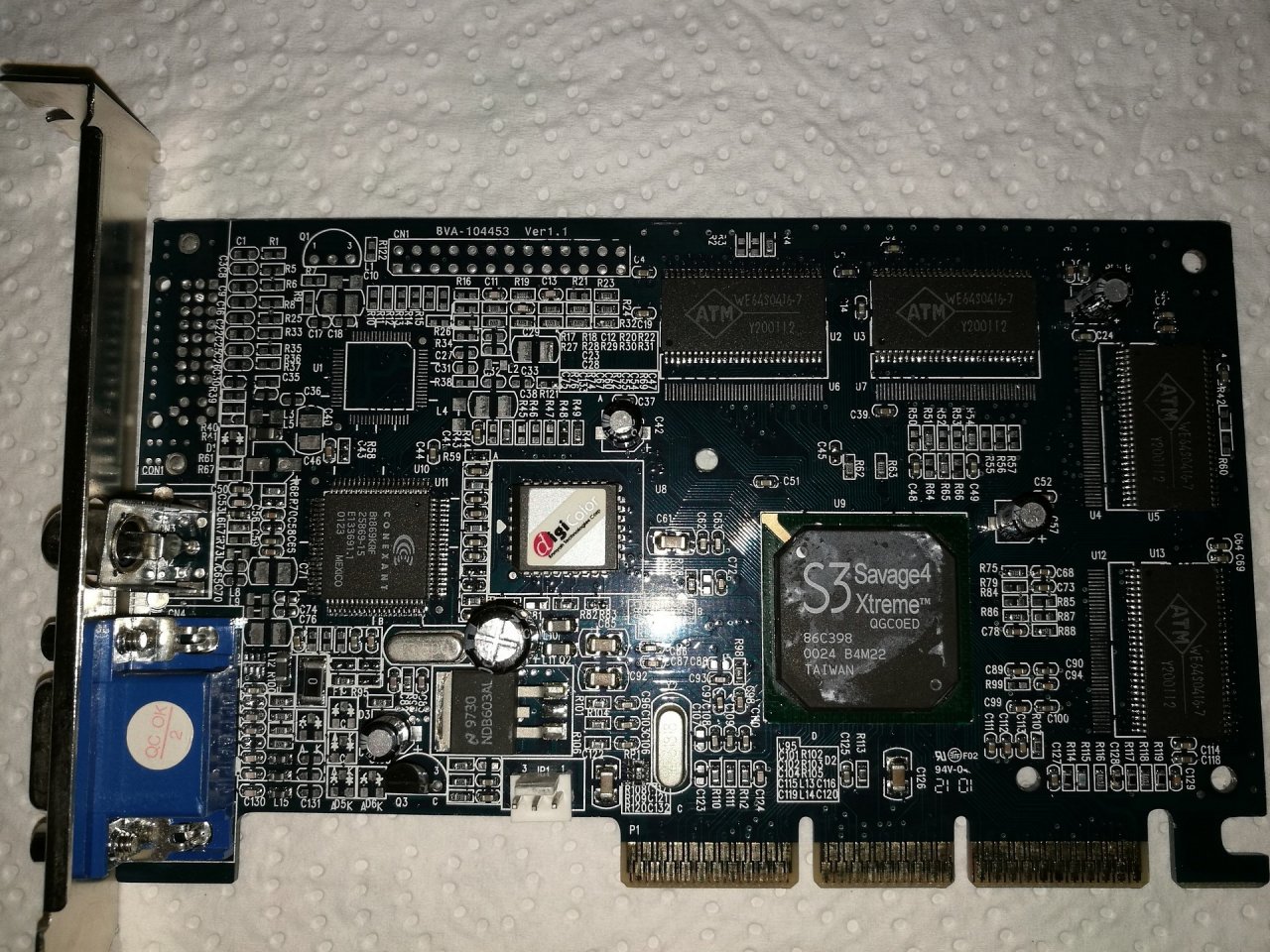 [09/11/2020] Dieses Mal gibt es unter anderem eine Karte mit S3 Savage 4 von AMD-Freak1977 zu sehen. Der 1999 erschienene Savage 4 war ein von S3 Graphics weiterentwickelter Grafikchip der Savage-Serie und bot eine seinerzeit einmalige Kombination aus 32-Bit-Rendering und dem Texturkompressionssystem S3TC, das durch die Aufnahme in DirectX 6.0 schnell zum Standard wurde. Da Konkurrenzprodukte wie die 3dfx Voodoo 3 und Nvidia Riva TNT2 durch eine höhere Geschwindigkeit und bessere Treiber punkteten, verschmähten die meisten Spieler den Savage 4.