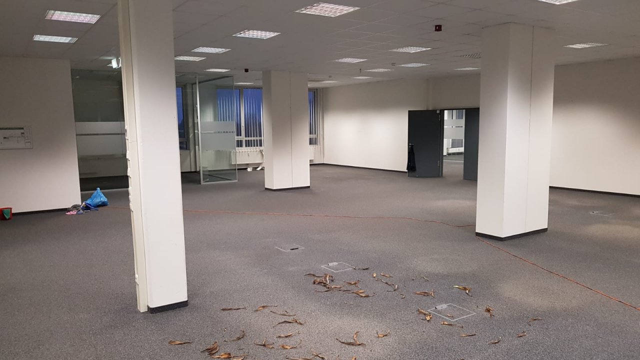 [17/12/2020] Die heiligen Hallen. Hier liegt jetzt nur noch Müll herum. Ich stehe an dem Platz, wo vorher mein Arbeitsplatz war.