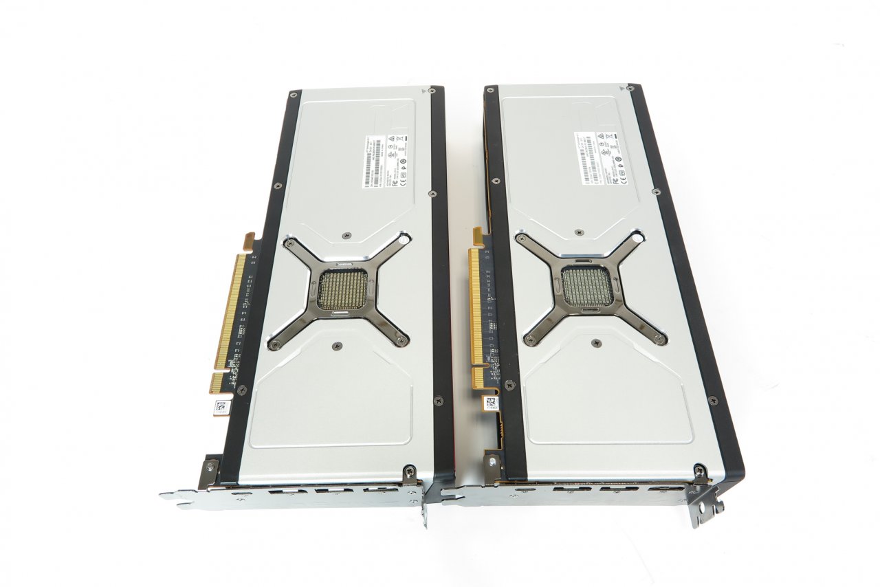 Radeon RX 6900 XT neben RX 6900 XT: Rückseite
