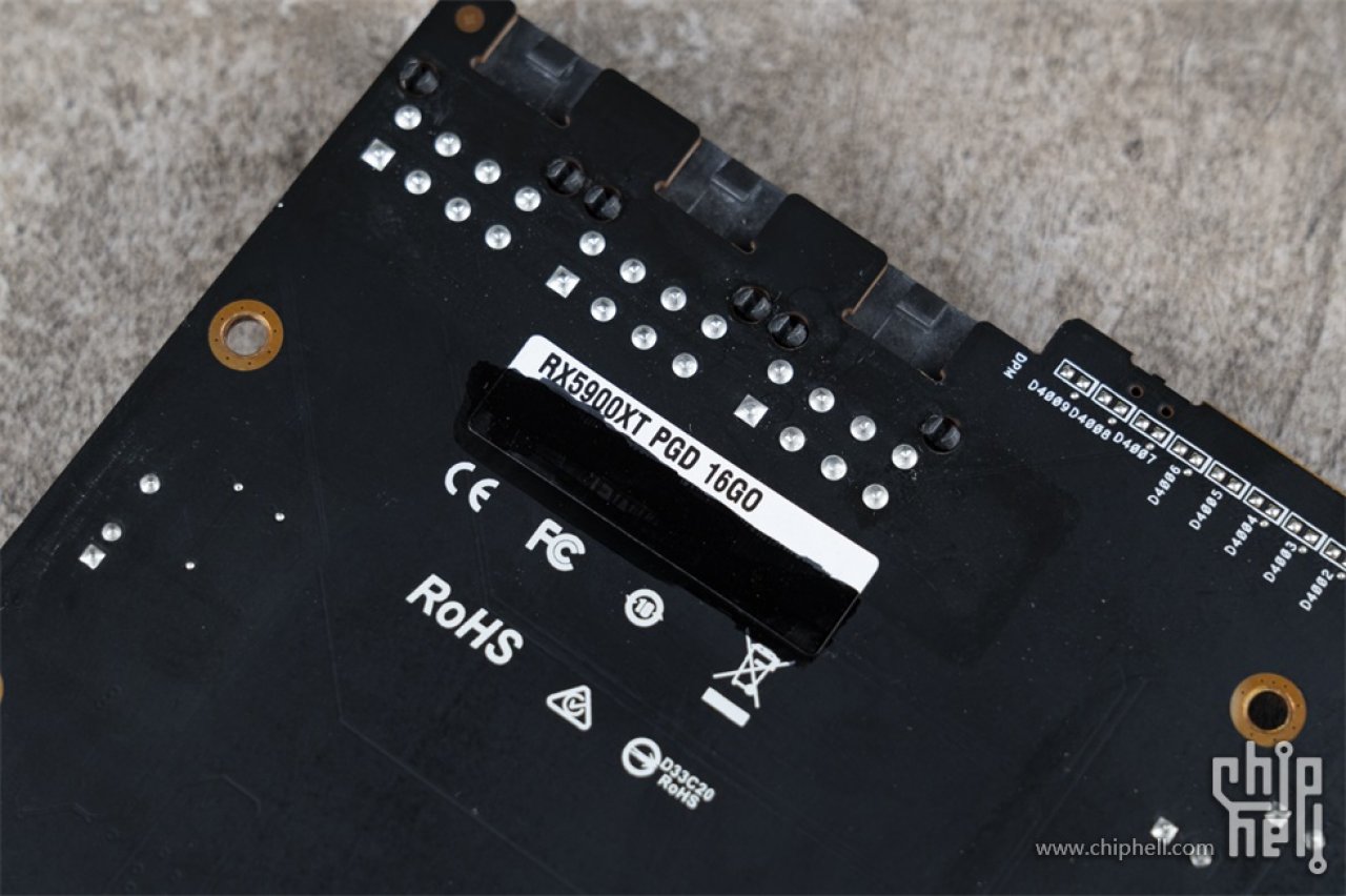 [10/01/2021] Asrock Radeon RX 5900 XT Phantom ES: Durch den Aufkleber lässt sich der Name der Grafikkarte erkennen