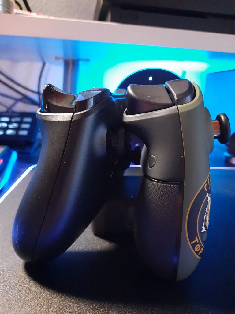[06/01/2021] Nacon Revolution Unlimited Pro CoD Special Edition -&nbsp; Design-Vergleich mit einem Xbox One Controller