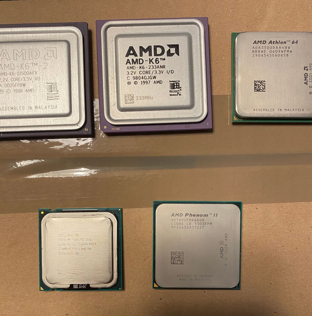[24/01/2021] Update vom 24.01.2021: CPUs von PriQ - Dieses Mal zeigt z. B. PriQ einen AMD K6 mit 233 MHz. Der Sockel-7-Chip war eine der ersten Split-Voltage-CPUs. Damit ist gemeint, dass die Kern- und I/O-Spannung voneinander abweichen, was neue Sockel-7-Mainboards erforderte. Da die Standard-Kernspannung mit 3,2 Volt jedoch nur geringfügig unter der I/O-Spannung von 3,3 Volt liegt, lässt sich der K6 in der Praxis auch in alten Sockel-7-Platinen verbauen, sofern die Kühlung ein wenig Reserven aufweist. Bei den frühen Sockel-7-Boards reichen die Multiplikator-Einstellungen oft nur von 1,5 bis 3,0, wodurch der K6 auf 200 MHz limitiert ist - eigentlich. Ein über zwei Steckbrücken/DIP-Schalter eingestellter Multiplikator von 1,5 wird von der CPU allerdings als 3,5 interpretiert, womit 233 MHz bei 66 MHz FSB möglich sind.