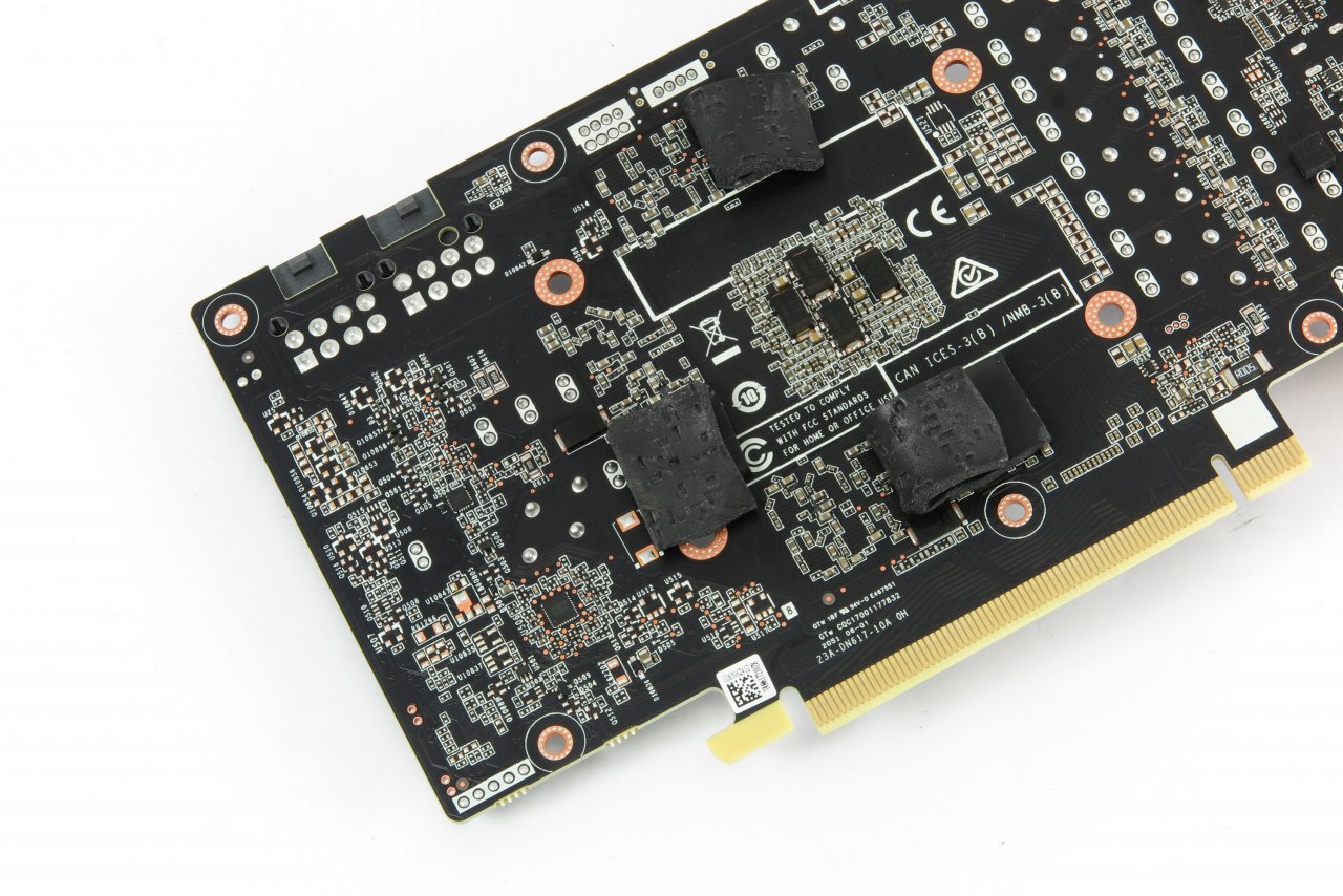 [24/02/2021] Geforce RTX 3060: Auf der Rückseite befinden sich tatsächlich keine RAM-Bausteine - wenn überhaupt, dann Wärmeleitpads mit Kontakt zu einer Backplate (Bild: Zotac AMP White Edition, zerlegt)