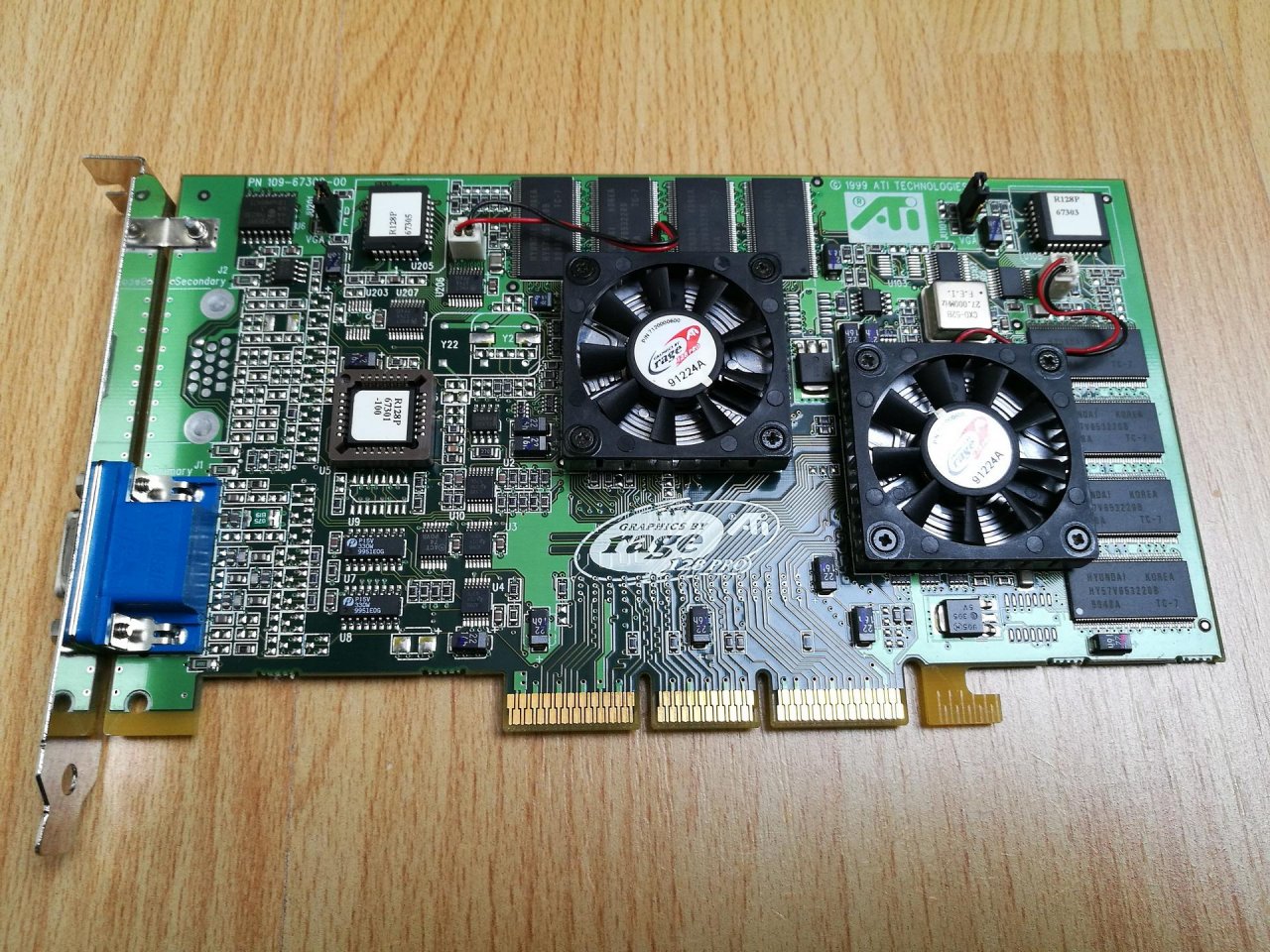 [14/02/2021] Update vom 14.02.2021: Ati Rage Fury Maxx von AMD-Freak1977 Dieses Mal zeigt z. B. AMD-Freak1977 eine Reihe von Dual-GPU-Grafikkarten. Dazu zählen zu neueren Vertretern wie der Radeon HD 6990 oder Geforce GTX 590 auch Klassiker aus der 3D-Frühzeit wie die Ati Rage Fury Maxx. Sie beinhaltet zwei Rage 128 Pro, die im April 1999 debütierte. Mittels Alternate Frame Rendering (AFR) trat Ati gegen Nvidias Geforce - zumindest gegen die SDRAM-Variante unter Windows 9x durchaus respektabel - an, da sich der Nachfolger, die erste Radeon verspätete.