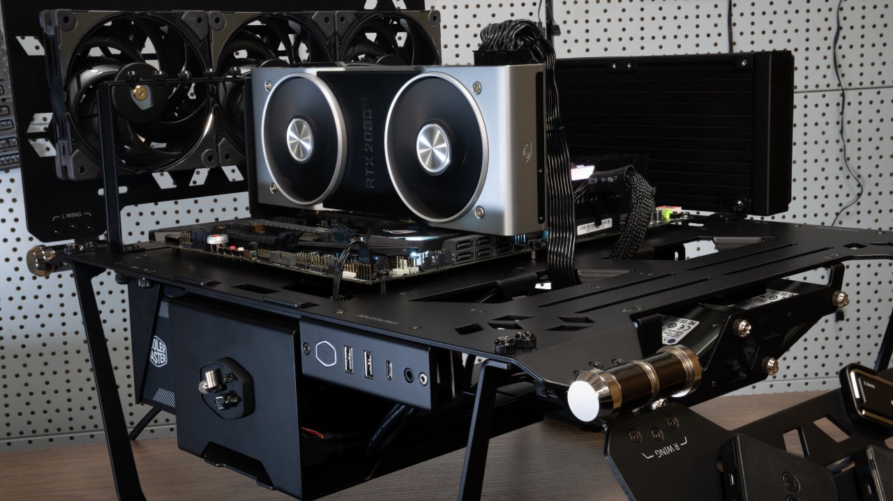 [22/03/2021] Coolermaster Masterframe MF700 Scharnier an einem Seitenfluegel