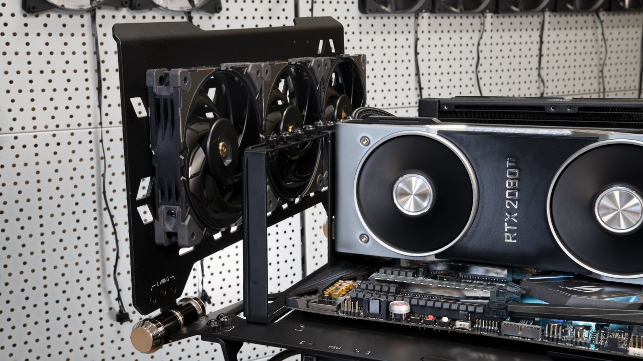 [22/03/2021] Coolermaster Masterframe MF700 Scharnier an einem Seitenfluegel 02