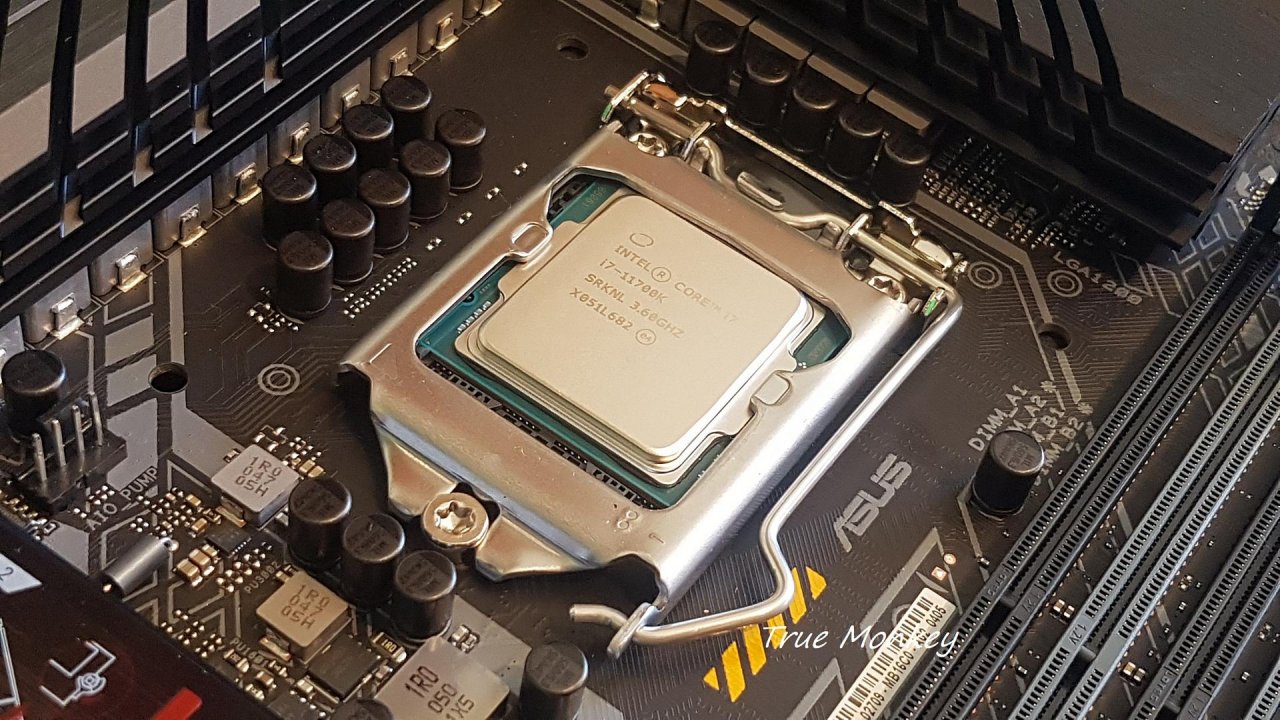 [20/03/2021] Update vom 20.03.2021: CPU von True Monkey - Dieses Mal zeigt z. B. True Monkey einen Core i7-11700K. Einzelne Händler verkauften die Rocket-Lake-CPU bereits vor der Präsentation. Inzwischen hat Intel die elfte Core-Generation offiziell vorgestellt und die Eckdaten bestätigt: Mit 5,0/4,6 GHz Single-/Multicore-Turbo ist der Prozessor zwar nicht ganz so flott wie der i9-11900K (5,3/4,8 GHz), zählt aber dennoch zu den schnellsten der neuen Sockel-1200-CPUs. Welche OC-Ergebnisse Übertakter von dem Achtkerner erwarten dürfen, zeigt True Monkey in seinem Benchmark-Test des i7-11700K auf.