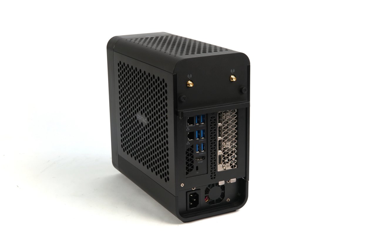 [28/03/2021] Zotac Zbox Magnus One: Anschlüsse an der Rückseite