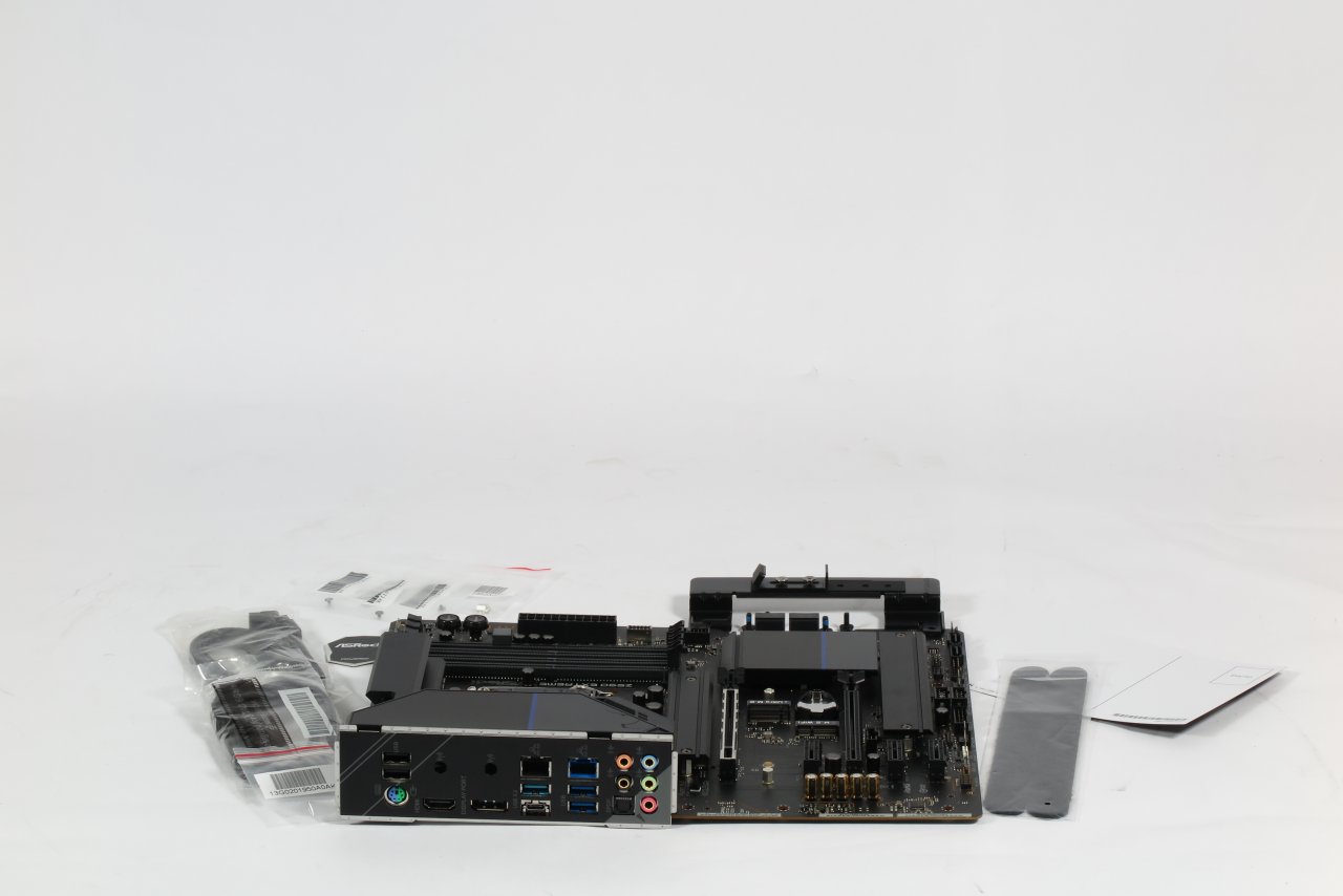 [09/04/2021] Asrock Z590 Extreme: Packungsinhalt unseres Pre-Launch-Musters. Retail gibt es zusätzlich einen Karton mit bedrucktem Sleeve, eine Treiber-CD und ein Handbuch. ;-)
