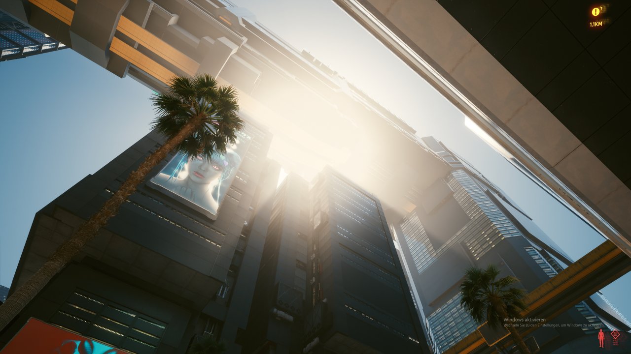[06/04/2021] Anders als mit der standardmäßig greifenden Globalen Beleuchtung und den Shadow-Mapping-Schattenwürfen wird mit Raytracing der über unserer Spielfigur befindliche Gebäudeteil korrekt erfasst. Dieser verdeckt in der gewählten Vergleichszene bei zugeschalteter Raytracing-Beleuchtung die Sonne weitflächig. Mit Raytracing liegt daher ein Großteil der Szene optisch korrekterweise im Schatten, während sich ohne Raytracing nur ein schmaler Shadow-Mapping-Streifen optisch inkorrekt (beachten Sie die Entfernung zum schattenwerfenden Objekt) auf die Straße projiziert.