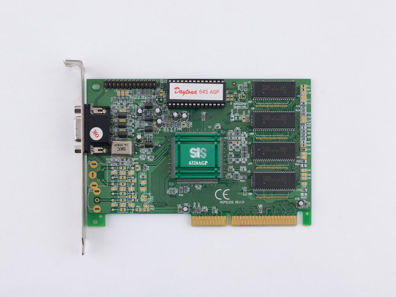 [04/04/2021] Update vom 04.04.2021: SIS Daytona 64S AGP von Mega-Zord - Dieses Mal zeigt z. B. Mega-Zord eine Daytona 64S AGP von SIS (Silicon Integrated Systems). Der im Juni 1997 vorgestellte SIS-Grafikchip 6326 wurde sowohl auf PCI- als auch AGP-Karten und mit unterschiedlichen RAM-Typen (FPM/EDO/SDR) verbaut, war aber in keinem Fall eine ernsthafte Konkurrenz zu flotten 3D-Lösungen jender Zeit wie etwa ATIs Rage Pro, Nvidias Riva 128 oder gar der 3Dfx Voodoo Graphics. OpenGL-Spiele laufen auf der Karte mangels unvollständiger 3D-Funktionen im Normalfall nicht, für die Beschleunigung von DVD-Videos war die Lösung aber beispielsweise zu gebrauchen. Relativ gut verkauft hat sich das Modell als OEM-Ware und Onboard-Grafiklösung. 2003 wurde die Grafiksparte von SIS in die zusammen mit UMC gegründete Firma XGI Technology ausgelagert.