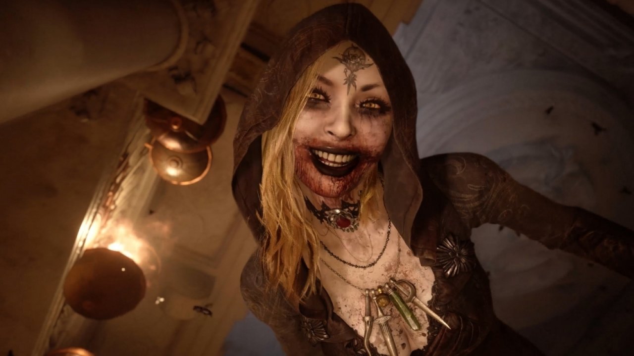[19/04/2021] Diesmal in der Ausgabe 05/2026 als Vollversion dabei: Resident Evil Village als ikonisches Survival-Horror-Spiel von 2021. Gespielt wird in der Ego-Perspektive. Schauplatz ist dabei ein abgelegenes Dorf, das als Verbindung zwischen mehreren Bereichen dient, darunter Schloss, Reservoir oder Fabrik. Der Ablauf mischt Erkundung, Kämpfe und kleinere Rätsel: Häuser und Nebenwege werden klassischerweise nach Munition, Heilmitteln und Schätzen durchsucht. Waffen lassen sich verkaufen und verbessern. Ein unendliches Gothic-Inventar gibt es nicht, das Umsortieren der mitgeschleppten Items gehört aber auch zum Charme von Resident Evil. Die einzelnen Abschnitte sind durchaus kontrastreich. Manche setzen stärker auf bekannte Survival-Horror-Elemente mit knappen Ressourcen, andere eher auf Druck, Flucht oder größere Kämpfe. Resident Evil Village ist kein reines Horrorspiel, sondern bringt auch klar Action in einer düsteren Atmosphäre mit.