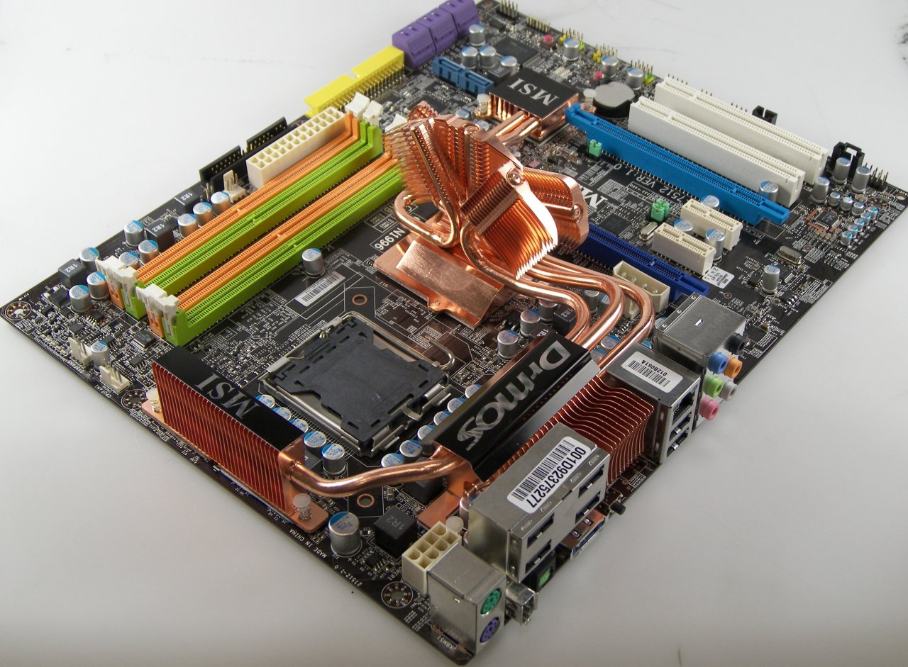 [20/05/2021] Der Heatpipe-Looping von MSIs X38 Platinum ist legendär. Aber nichts im Vergleich zu dem abstrakten Kunstwerk auf der Northbridge des P45 Platinum!