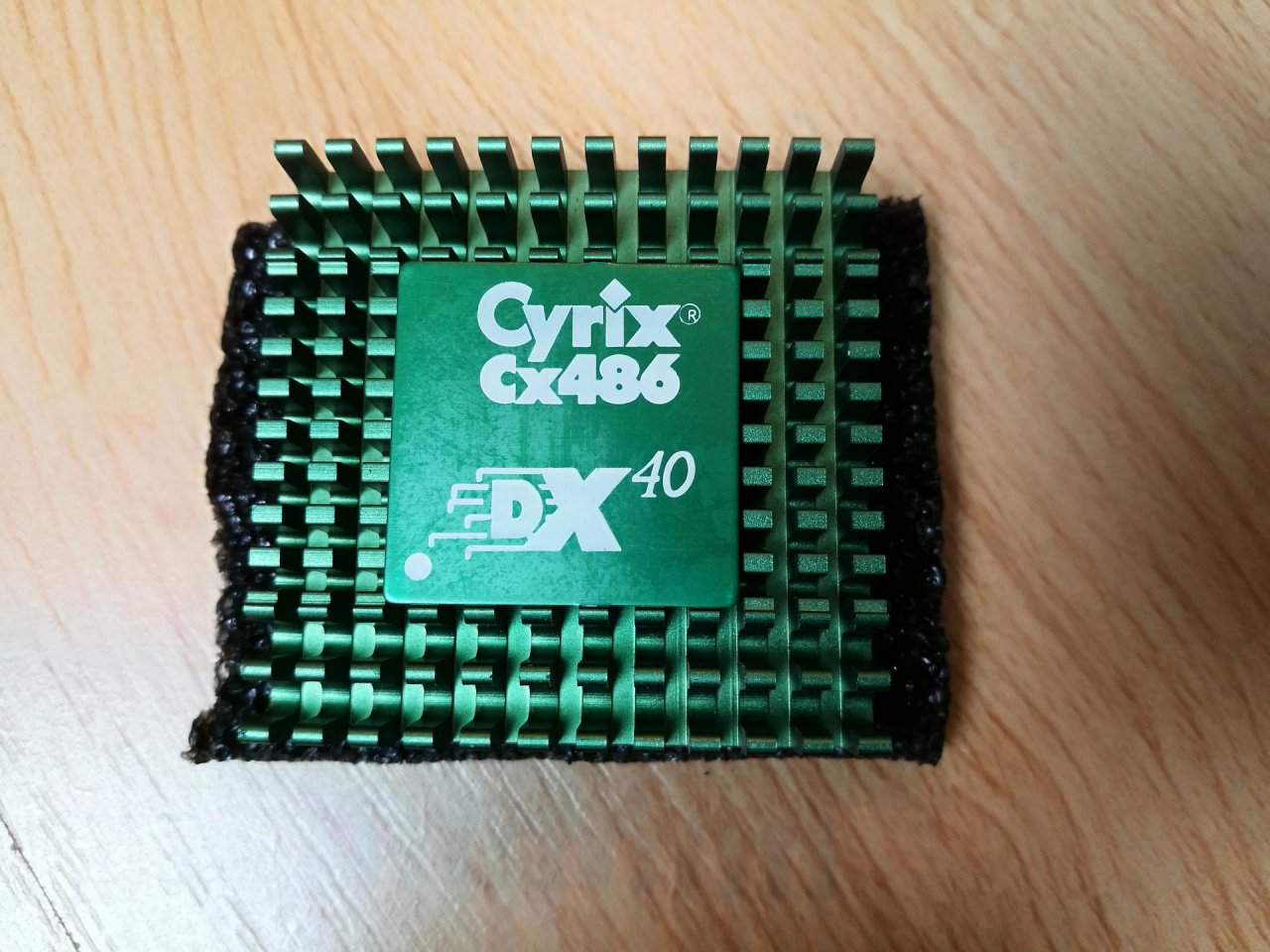 [15/05/2021] Update vom 16.05.2021: CPU von AMD-Freak1977 - Dieses Mal zeigt z. B. AMD-Freak1977 einen Cyrix Cx486 DX40. Anders als AMD hatte Cyrix nie eine Lizenz von Intel zur Fertigung von x86-Prozessoren erhalten, konnte dank aufwendigem Reverse Engineering aber Software-Kompatibilität erzielen und sich gegen Intel in einem Rechtsstreit durchsetzen (sowie 1997 ein Kreuzlizenzabkommen erzielen). Die zu Intels 486-Chips pinkompatiblen, 1993 eingeführten Cx486-DX-CPUs verfügen über 8 KiByte Cache und eine integrierte Fließkommaeinheit. Dank 5 Volt Betriebsspannung eignen sie sich für frühe 486-Platinen.