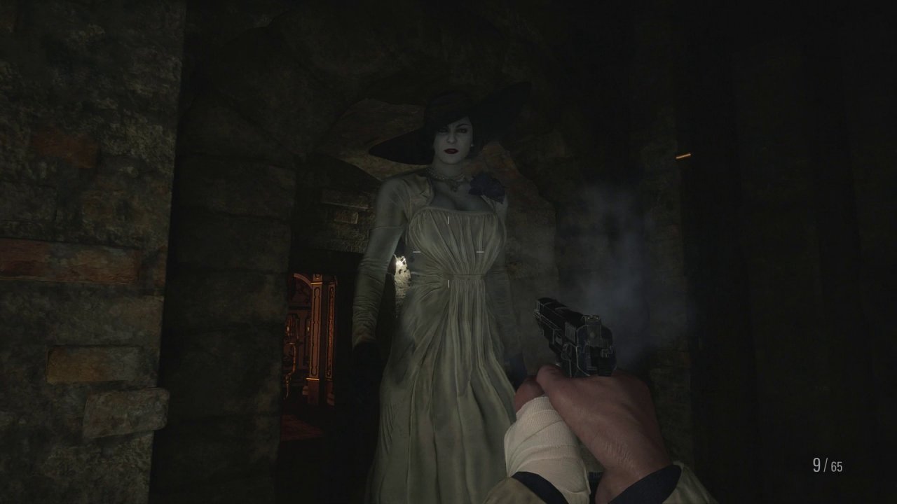 [05/05/2021] Diesmal in der Ausgabe 05/2026 als Vollversion dabei: Resident Evil Village als ikonisches Survival-Horror-Spiel von 2021. Gespielt wird in der Ego-Perspektive. Schauplatz ist dabei ein abgelegenes Dorf, das als Verbindung zwischen mehreren Bereichen dient, darunter Schloss, Reservoir oder Fabrik. Der Ablauf mischt Erkundung, Kämpfe und kleinere Rätsel: Häuser und Nebenwege werden klassischerweise nach Munition, Heilmitteln und Schätzen durchsucht. Waffen lassen sich verkaufen und verbessern. Ein unendliches Gothic-Inventar gibt es nicht, das Umsortieren der mitgeschleppten Items gehört aber auch zum Charme von Resident Evil. Die einzelnen Abschnitte sind durchaus kontrastreich. Manche setzen stärker auf bekannte Survival-Horror-Elemente mit knappen Ressourcen, andere eher auf Druck, Flucht oder größere Kämpfe. Resident Evil Village ist kein reines Horrorspiel, sondern bringt auch klar Action in einer düsteren Atmosphäre mit.