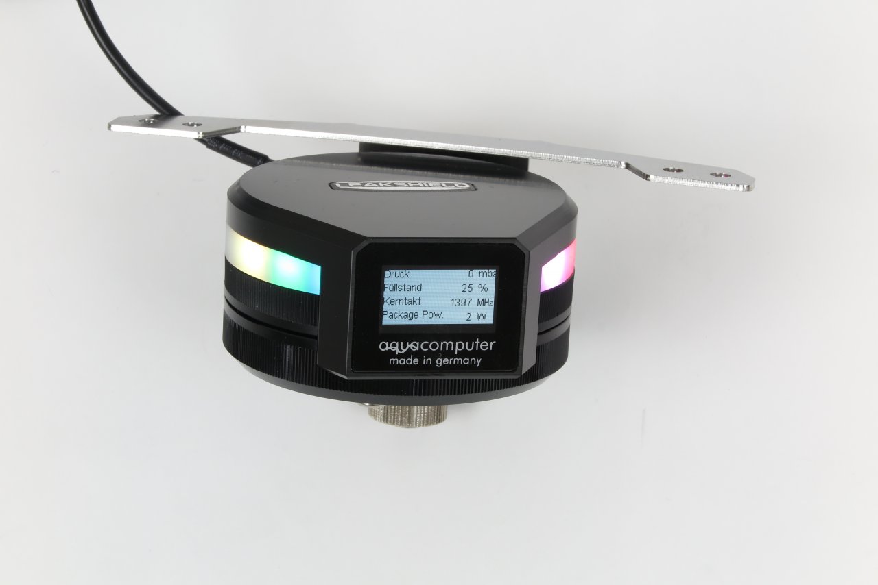 [15/06/2021] Auf dem OLED-Display des Leakshield lassen sich via USB und Aquasuite auch diverse allgemeine Systeminformationen in Text oder grafischer Form darstellen oder auch einfach nur dekorative Grafiken. Die LEDs dienen ebenfalls frei konfigurierbar wahlweise dem Styling oder der Information.