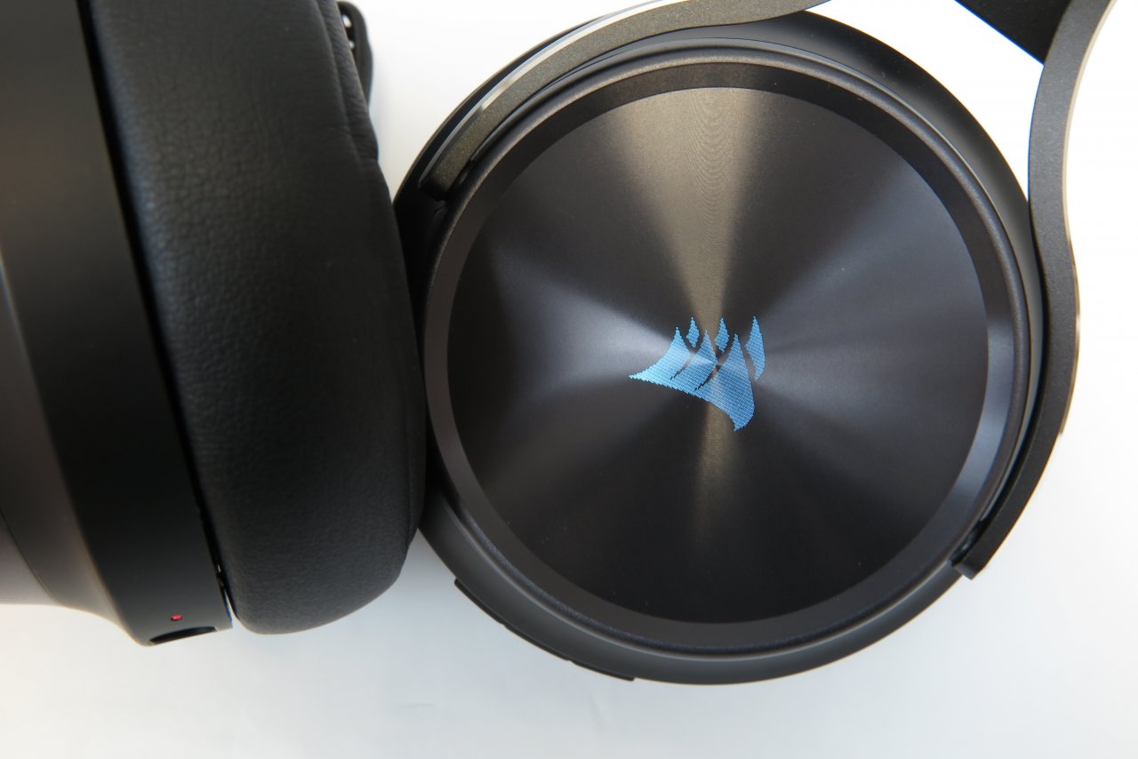 [02/06/2021] Corsair Virtuoso RGB Wireless XT - Die Seitendeckel bestehen aus gebürstetem Aluminium. Die Mikroperforationen für die RGB-Beleuchtung verschaffen den auf Wunsch bunt leuchtenden Corsair-Logos einen apparten Pixel-Look