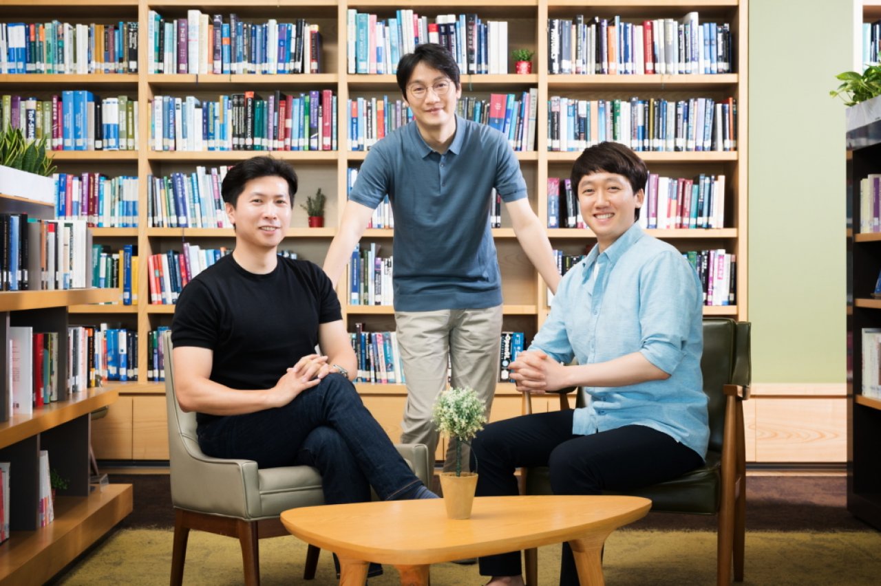 [07/06/2021] SAIT Organic Material Lab principal researcher Jong Won Chung (co-first author), principal researcher Youngjun Yun (corresponding author) and staff researcher Yeongjun Lee (co-first author)