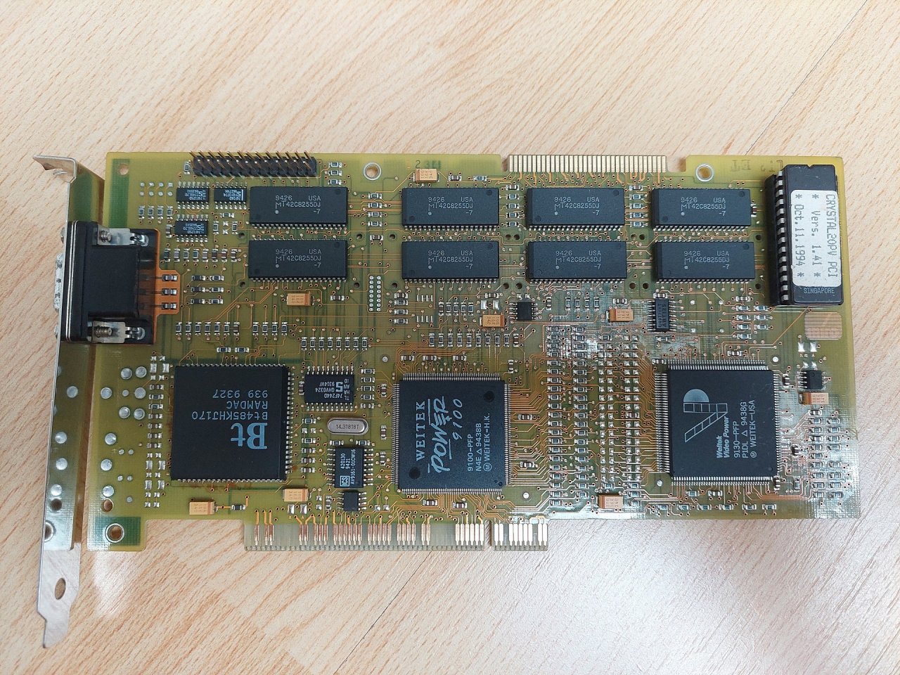 [30/07/2021] Update vom 01.08.2021: Miro 20 PV PCI mit Weitek Power 9100 von AMD-Freak1977 - Dieses Mal zeigt z. B. AMD-Freak1977 mehrere Grafikkarten mit Weitek-Grafikchips wie dem Power 9100. Weitek war ein 1981 gegründeter und 1996 von Rockwell's Semiconductor Systems übernommener Entwickler von Koprozessoren und Grafikchips. Die in den frühen 90er Jahren eingeführten Grafik-Chipsätze der Power-Serie boten SVGA-Multimedia-Funktionalität und landeten zuerst auf Erweiterungskarten mit VESA Local Bus, später dem damals neuen PCI-Bus. Der Power 9100 ist ein Single-Chip-Design, das den Funktionsumfang des P9001, der die Grafikberechnungen durchführte und des 5286, der den Output übernahm, in einem Chip bot.