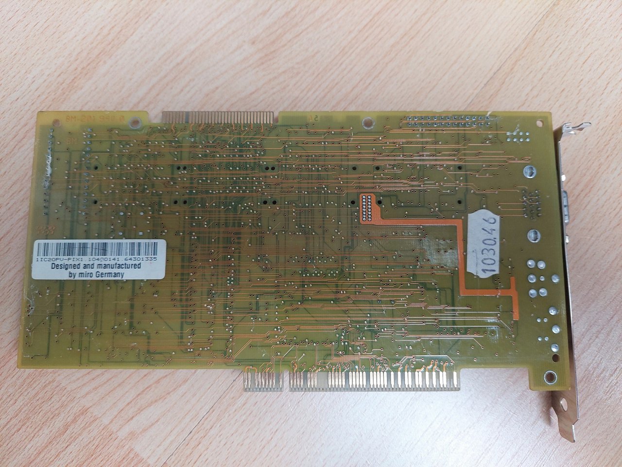 [30/07/2021] Update vom 01.08.2021: Miro 20 PV PCI mit Weitek Power 9100 von AMD-Freak1977 - Dieses Mal zeigt z. B. AMD-Freak1977 mehrere Grafikkarten mit Weitek-Grafikchips wie dem Power 9100. Weitek war ein 1981 gegründeter und 1996 von Rockwell's Semiconductor Systems übernommener Entwickler von Koprozessoren und Grafikchips. Die in den frühen 90er Jahren eingeführten Grafik-Chipsätze der Power-Serie boten SVGA-Multimedia-Funktionalität und landeten zuerst auf Erweiterungskarten mit VESA Local Bus, später dem damals neuen PCI-Bus. Der Power 9100 ist ein Single-Chip-Design, das den Funktionsumfang des P9001, der die Grafikberechnungen durchführte und des 5286, der den Output übernahm, in einem Chip bot.