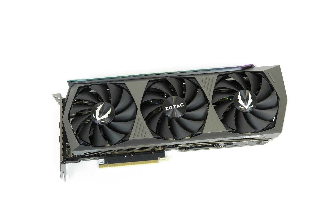[01/07/2021] Zotac Geforce RTX 3080 Ti Holoblack: Optisch dank Metallic-Oberseite ein echter Hingucker, bei Leistung und Lautheit 