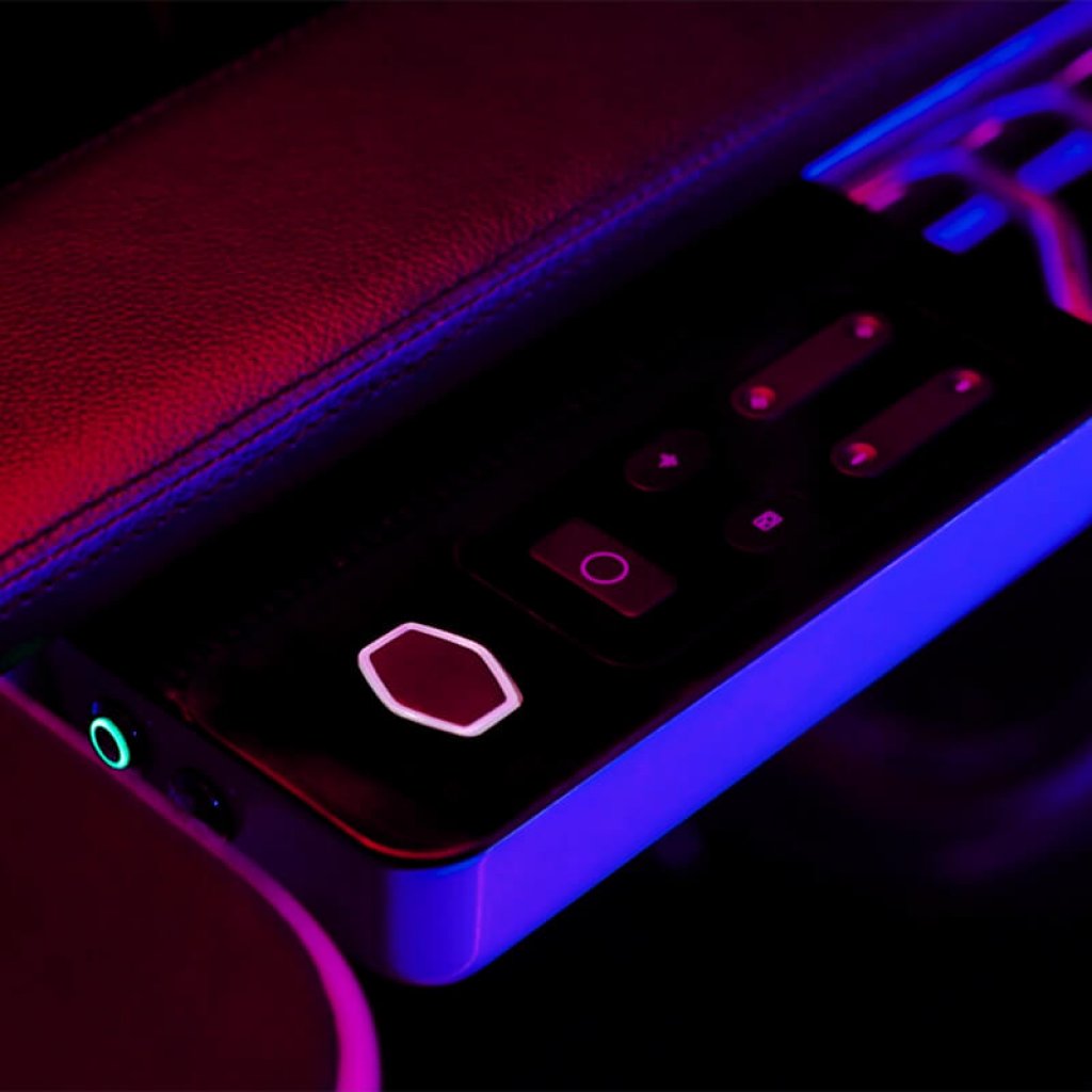 [12/07/2021] Cooler Master stellt auf ihrer Webseite einen neuen Gaming-Stuhl in Form einer Workstation vor, die an den Thronos von Acer erinnert. (4)