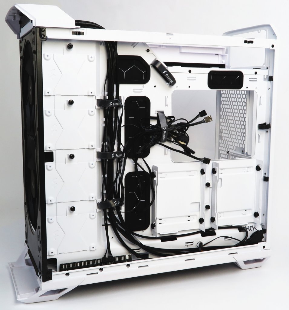 Zwei HDD- und vier SSD-Plätze sollten in der Regel ausreichen. Wer mehr Platz braucht, kann die Slot-Plätze abmontieren.
