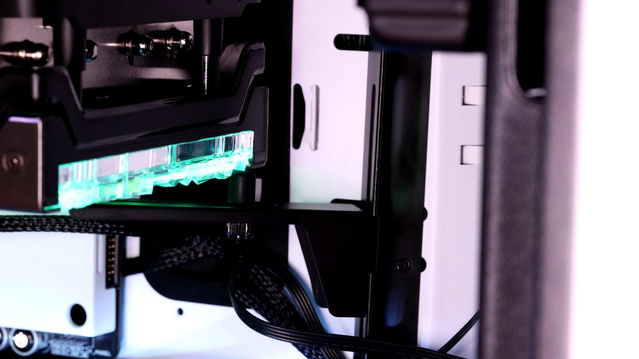 Die GPU-Stütze kann bei besonders großen und schweren Karten für Abhilfe sorgen.