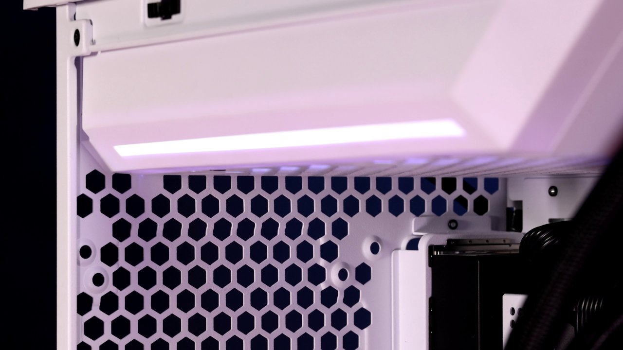 Die Netzteilkammer-LED verleiht dem Gehäuse einen Hauch RGB.