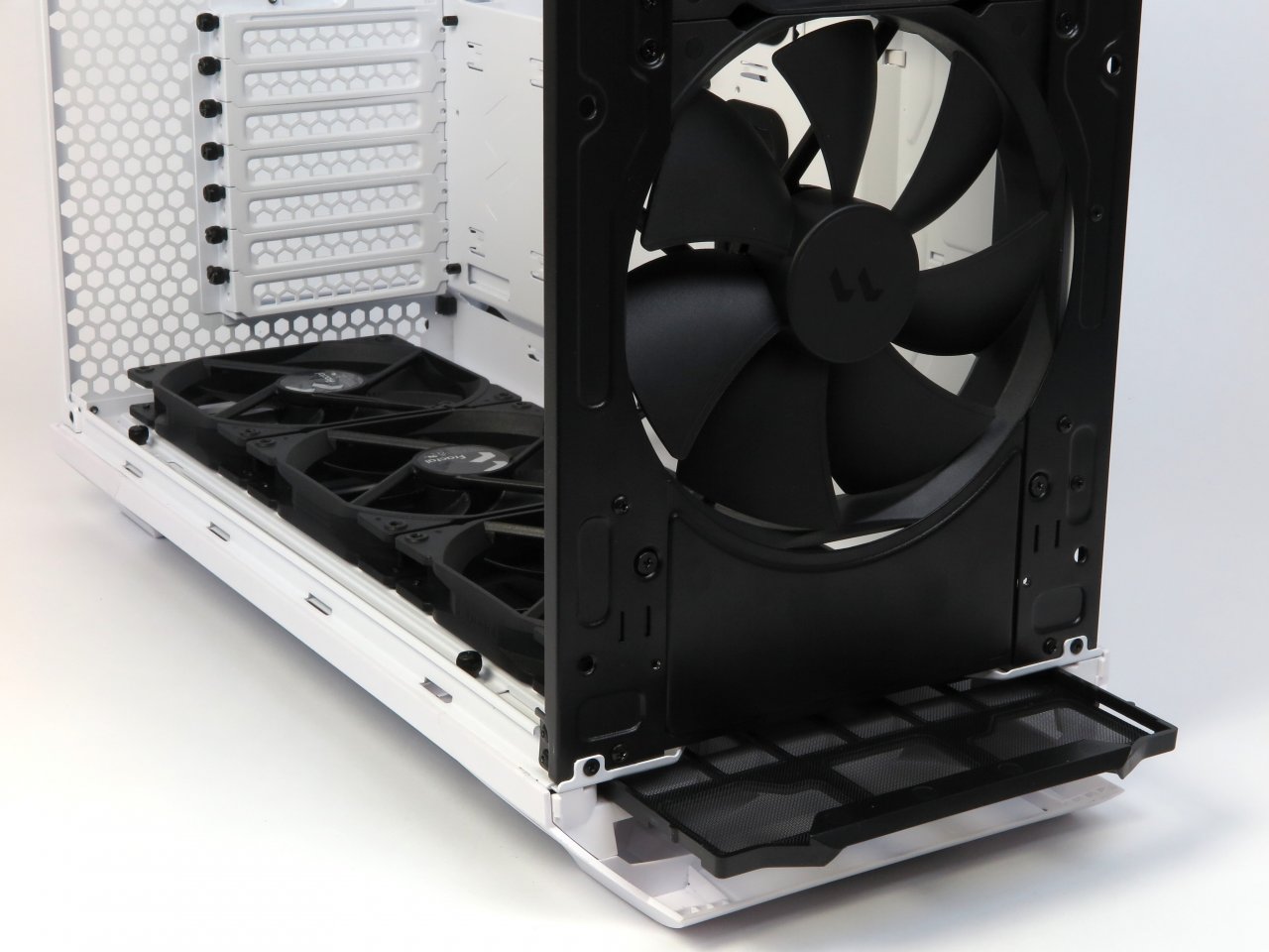 [19/08/2021] Fractal Torrent: Airflow-Gehäuse mit veränderter Netzteilposition im Test (5)