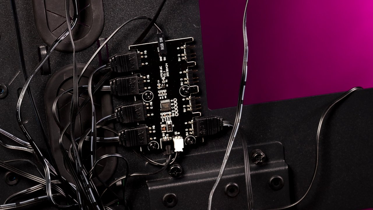 Der ARGB-Controller bietet Platz für neun RGB-Geräte. In der Standardausstattung ist der Controller mit dem Profile-Button an der Case-Front verbunden (mit 20 Modi) - im Video-Studio.