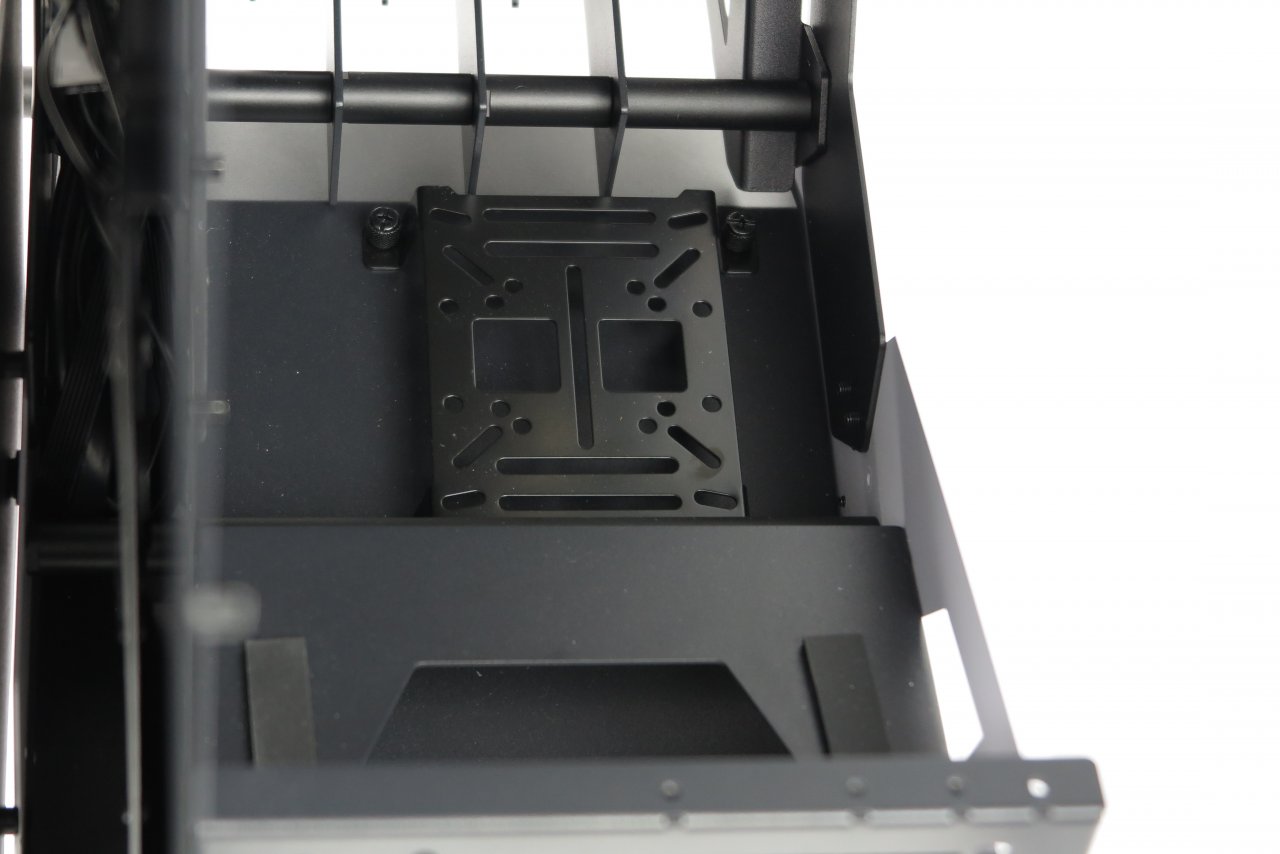 Weiterer 2,5-Zoll-Slot bzw. auch Platz für Wasserpumpe/-reservoir.