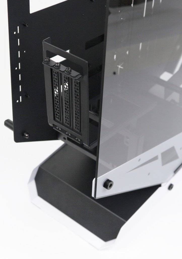 3-Slot-Vertical-Mount-GPU-Halterung ohne weitere Stützhilfe, die ansonsten links zusätzlich zur Stabilisierung beitragen würde.