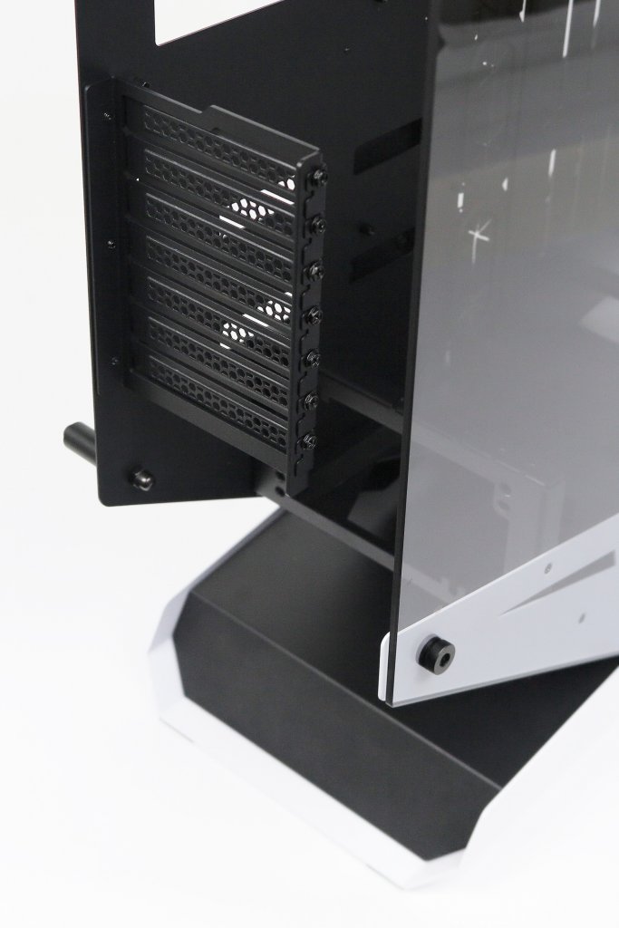 PCIE-Blenden ohne vertikale GPU-Halterung im Foto-Studio.