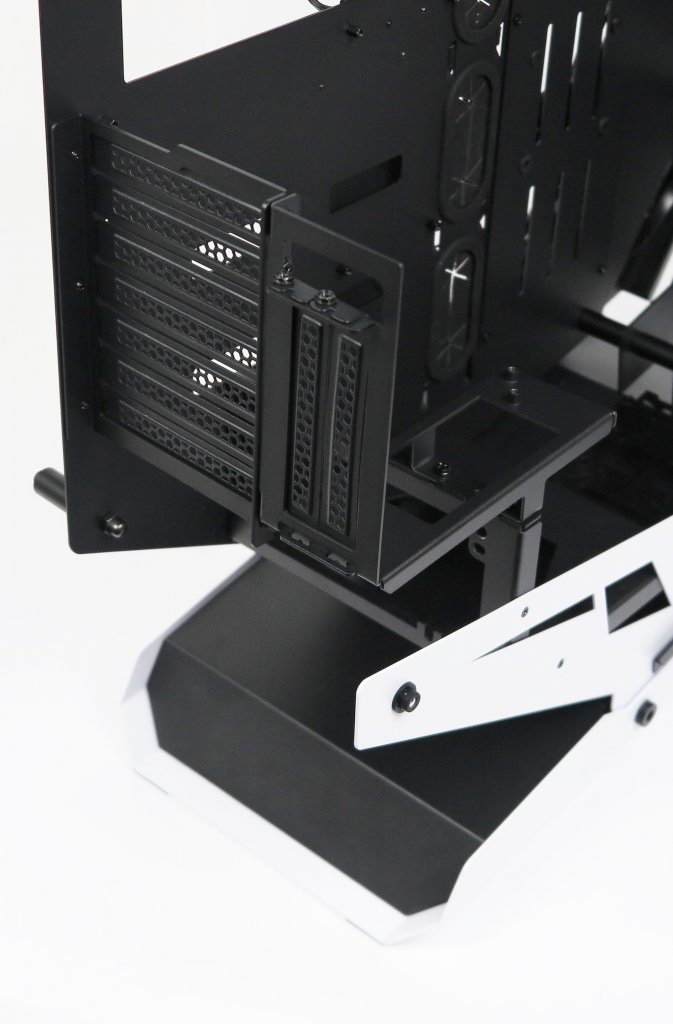 PCIE-Blenden mit vertikale 2-Slot-GPU-Halterung im Foto-Studio.