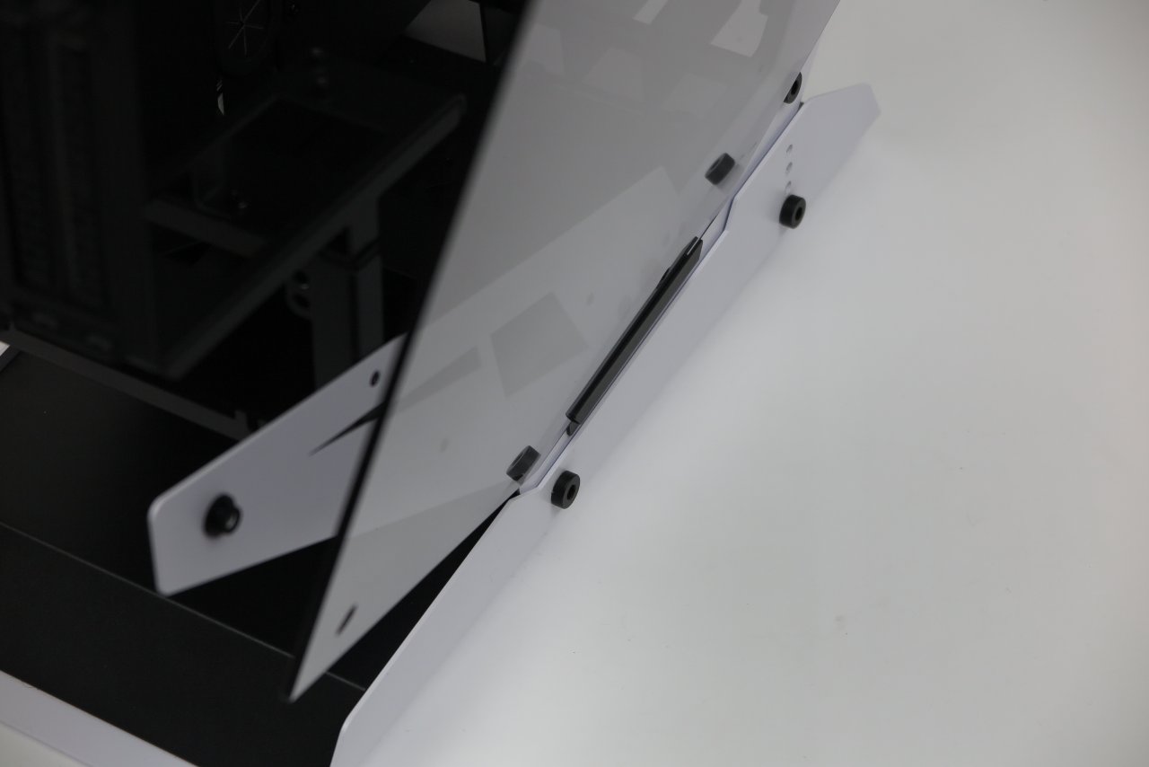 [31/08/2021] Das Glasseitenteil lässt sich durch ein Anlehnen an der schwarzen Metallhalterung durch ein vorsichtiges Anwickeln abbauen. Dabei allerdings nicht loslassen, denn der Slot hält das Glas nicht alleine.