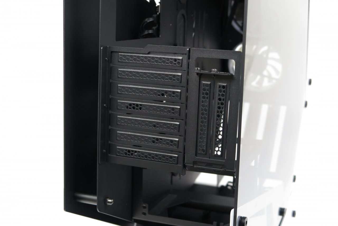 PCIE-Blende mit 2-Slot-Vertical-Mount-Halterung in der Nachaufnahme.
