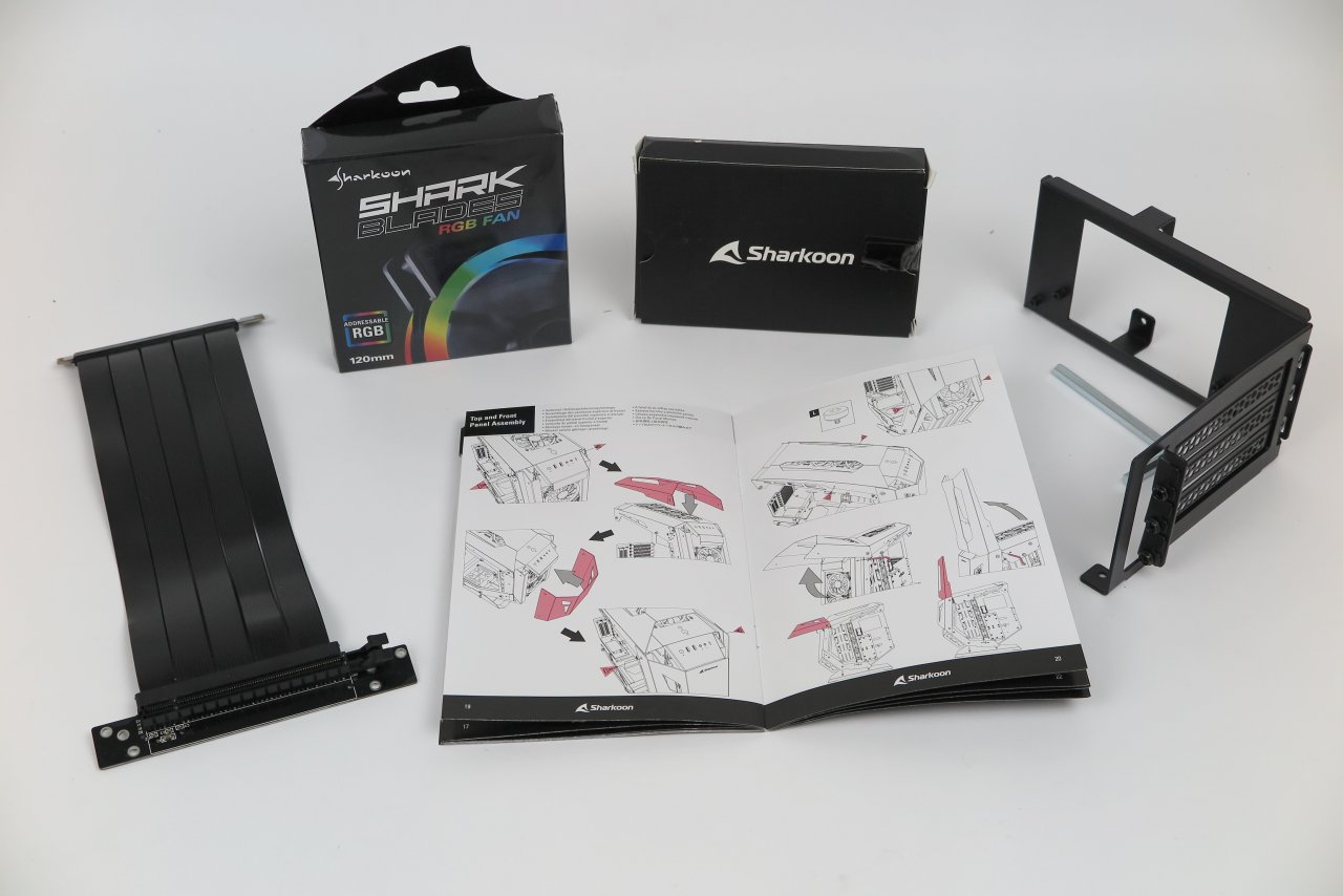 Das Zubehör kann sich sehen lassen. Die zwei Vertical-Mount-Halterungen, sowie das PCIE-3.0-Riser-Kabel sind bereits enthalten. Das Handbuch ist verständlich und Extra-Schrauben sind auch inklusive. Ein PCIE-4.0-Riser-Kabel wäre allerdings schöner gewesen, gerade bei dem Preis (die 5 × 120-mm-ARGB-Lüfter sind bereits verbaut und kommen ohne Verpackung).