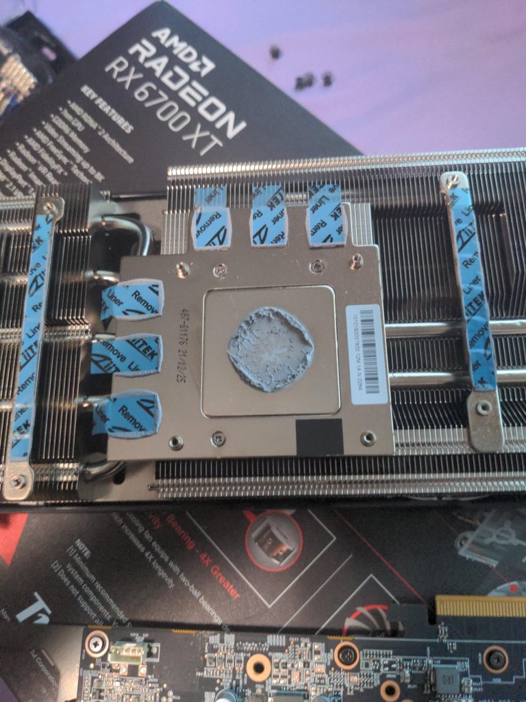 [09/08/2021] Radeon RX 6700 XT: User wundert sich über blaue Streifen, die aus seinem Kühler gucken