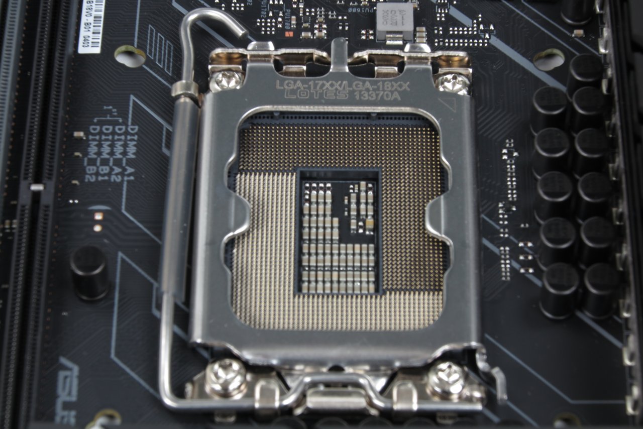 [26/10/2021] Der Sockel 1700 ist leet - behauptet nicht nur die Seriennummer der auf einigen Asus-Mainboards installierten ILM-Loadplate.