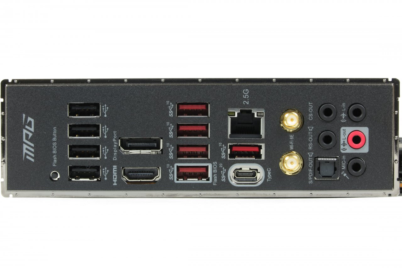 [27/10/2021] Ein seltener Anblick: Vier USB-2.0-Ports finden sich nur an wenigen Z590-.I/O-Panels, ein 20-GBit/s-Typ-C-Port dafür um so häufiger. Theoretisch wären sogar deren vier möglich, aber dann blieben nur noch zwei native 3.1er übrig.