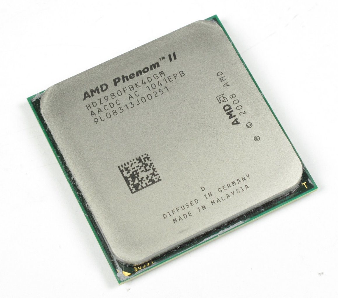 [03/10/2021] Update vom 03.10.2021: CPU von PCGH_Stephan (PCGH-Archiv) - Mit einem Standardtakt von 3,7 GHz handelt es sich nicht nur um das schnellste Modell der Phenom-II-X4-Riege, sondern sogar um das Phenom-II-Modell mit dem höchsten Standardtakt überhaupt. (Der Phenom II X6 1100T BE erreicht zwar ebenfalls 3,7 GHz, aber nur im Turbo-Modus.) Es handelt sich um einen Deneb im C3-Stepping (das ältere C2-Stepping war mit dem X4 965 BE bei 3,4 GHz ausgereizt), offiziell erschien das Modell am 3. Mai 2011.