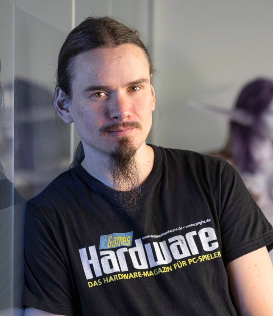[26/11/2021] Quake 2 Remaster … erscheint mir komplett überflüssig. Grafisch hat Quake II RTX bereits das Maximum aus den originalen Assets herausgeholt und läuft auch auf einer ansehnlichen Bandbreite von Systemen flüssig. Es gibt also keinen Grund, einen 120-Hz-HD-Rasterizer zu spielen, um die alten Inhalte zu sehen. Und inhaltliche Neuerungen? Ein Navigationspfeil für kleine, kaum verzweigte Level? Intelligentere Gegner und mehr Treffer-Feedback für einen Titel, über den das letzte Vierteljahrhundert niemand gemeckert hat? Schnellere Reaktionen für ein Spiel, dessen Multiplayer (und erst recht der Nachfolger) die Spielerschaft schon immer in „voll geil“ und „da komme ich nicht mehr mit“ geteilt hat? So etwas wird nur unterstreichen, wie hoffnungslos veraltet der gesamte Rest dieses Pionier-Titels selbst aus der Perspektive eines End-90er-Unreal-Tournament respektive Elite Force oder gar Mitt-0er-Jahre Far Cry respektive CS Source ist. Von heutigen Gepflogenheiten ganz zu schweigen; denen würde nur ein komplett neu entwickelter Serienteil („Quake 2²“?) gerecht werden. Quake II dagegen kann und muss bleiben, wie es ist und in der RTX-Fassung kann man das bereits in maximaler Qualität bewundern. (Torsten Vogel)