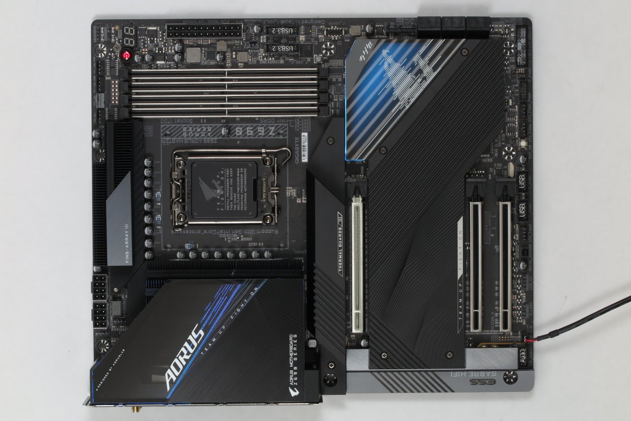 [23/12/2021] In der PCGH 08/2022 konnte sich Gigabytes Z690 Master mit endlich gereiften UEFI und schon immer überzeugender Hardware an die Spitze unserer Intel-Mainboard-Empfehlungen katapultieren, vor deutlich teureren Motherboards. Dennoch ist die Platine mit 450 Euro bislang kein Schnäppchen.