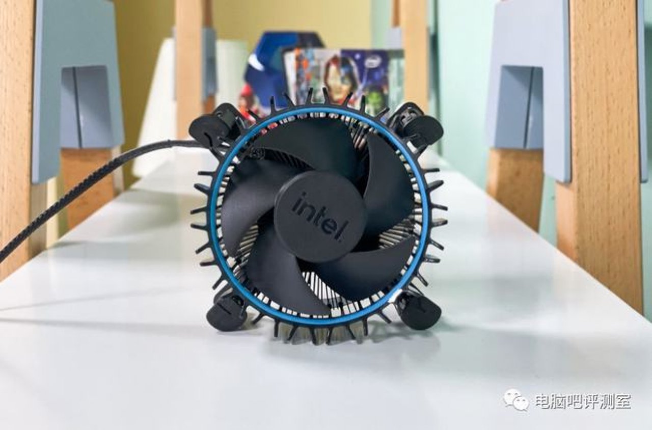 [30/12/2021] Intel Laminar RM1: Der blaue Streifen kann nicht beleuchtet werden.