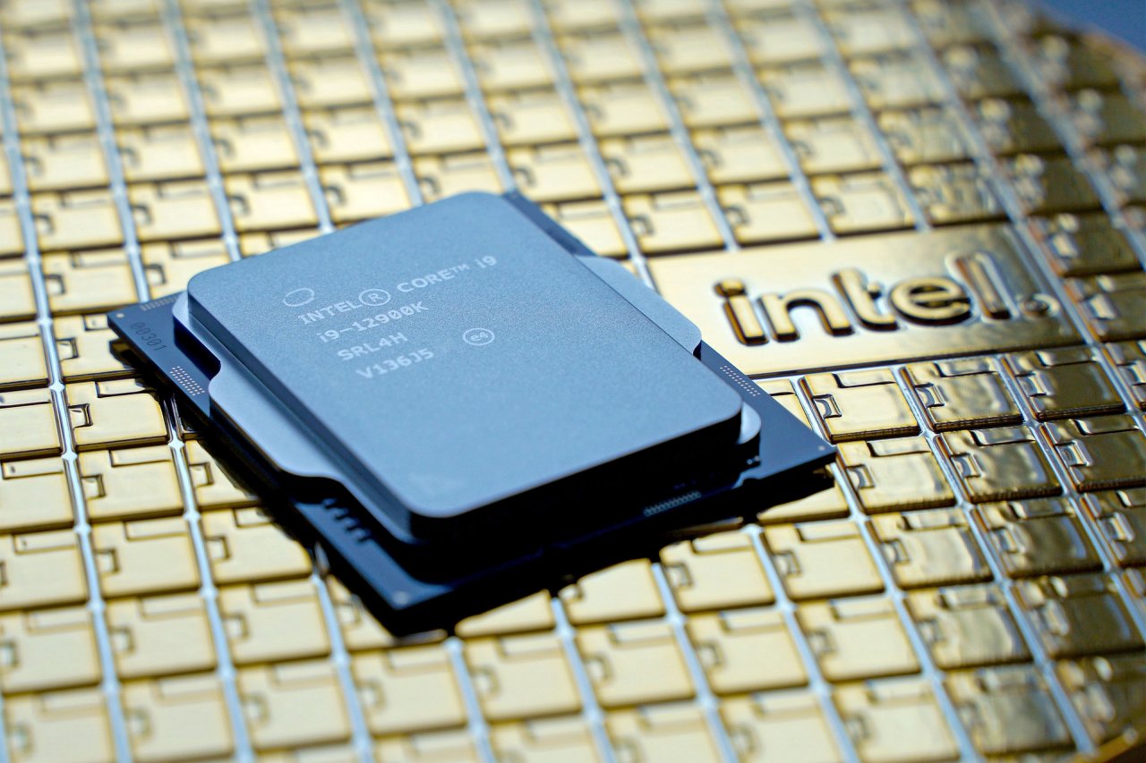 [05/12/2021] Update vom 05.12.2021: CPU von McZonk - Dieses Mal zeigt z. B. McZonk einen Core i9-12900K, also das aktuelle Intel-Topmodell aus der Alder-Lake-Generation, die DDR5-RAM- und PCI-Express-5.0-Unterstützung bietet. Auch mit der Aufteilung in acht schnelle Performance-Kerne und acht Effizienz-Kerne beschreitet Intel Neuland. Nach jahrelangen Verzögerungen handelt es sich außerdem um die ersten Desktop-Prozessoren, die Intel im nun Intel 7 getauften 10-nm-Prozess fertigt.